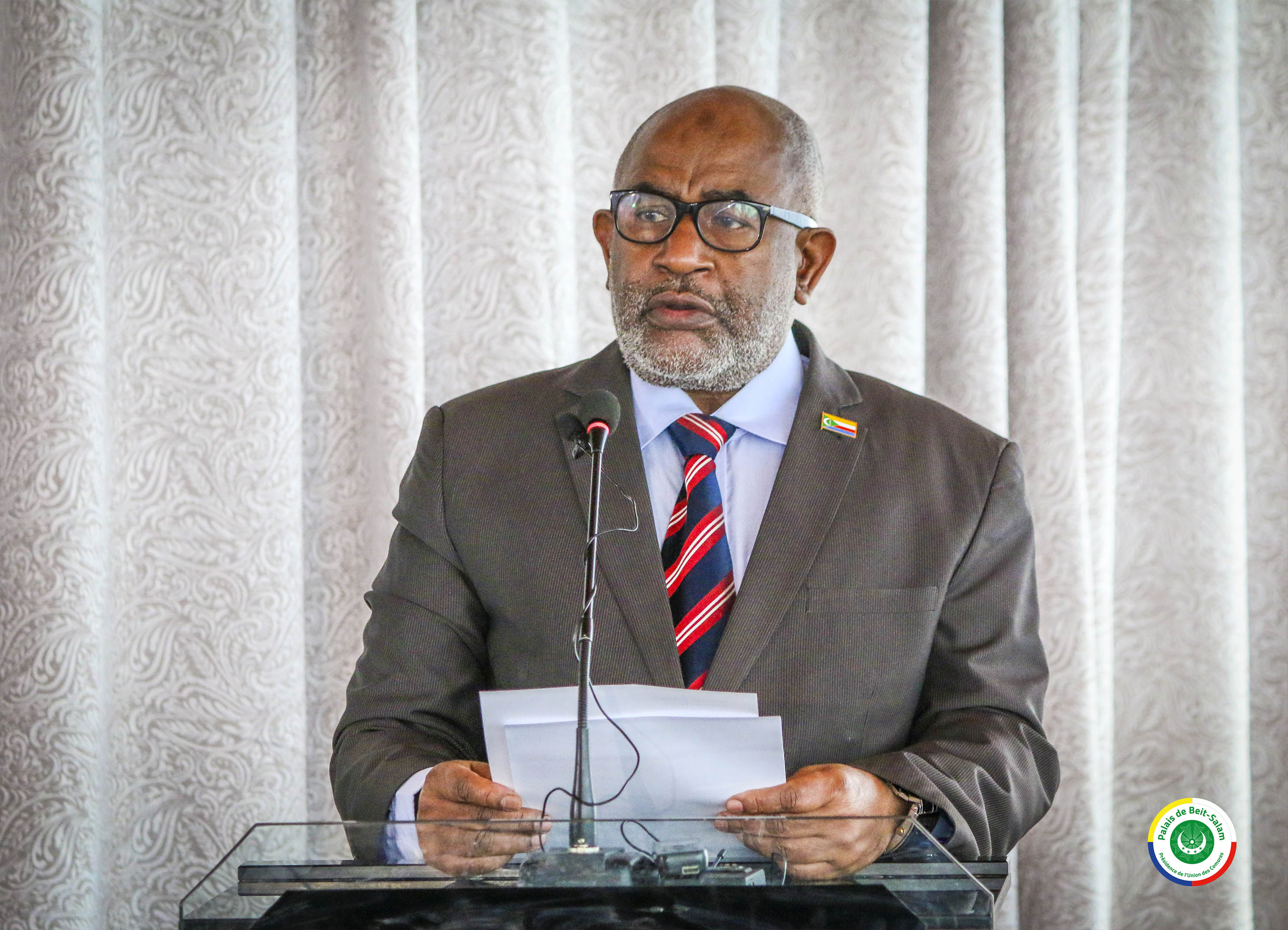 Cérémonie de décoration de Son Excellence Madame Jacqueline BASSA-MAZZONI, Ambassadrice Extraordinaire et Plénipotentiaire de la République française en Union des Comores